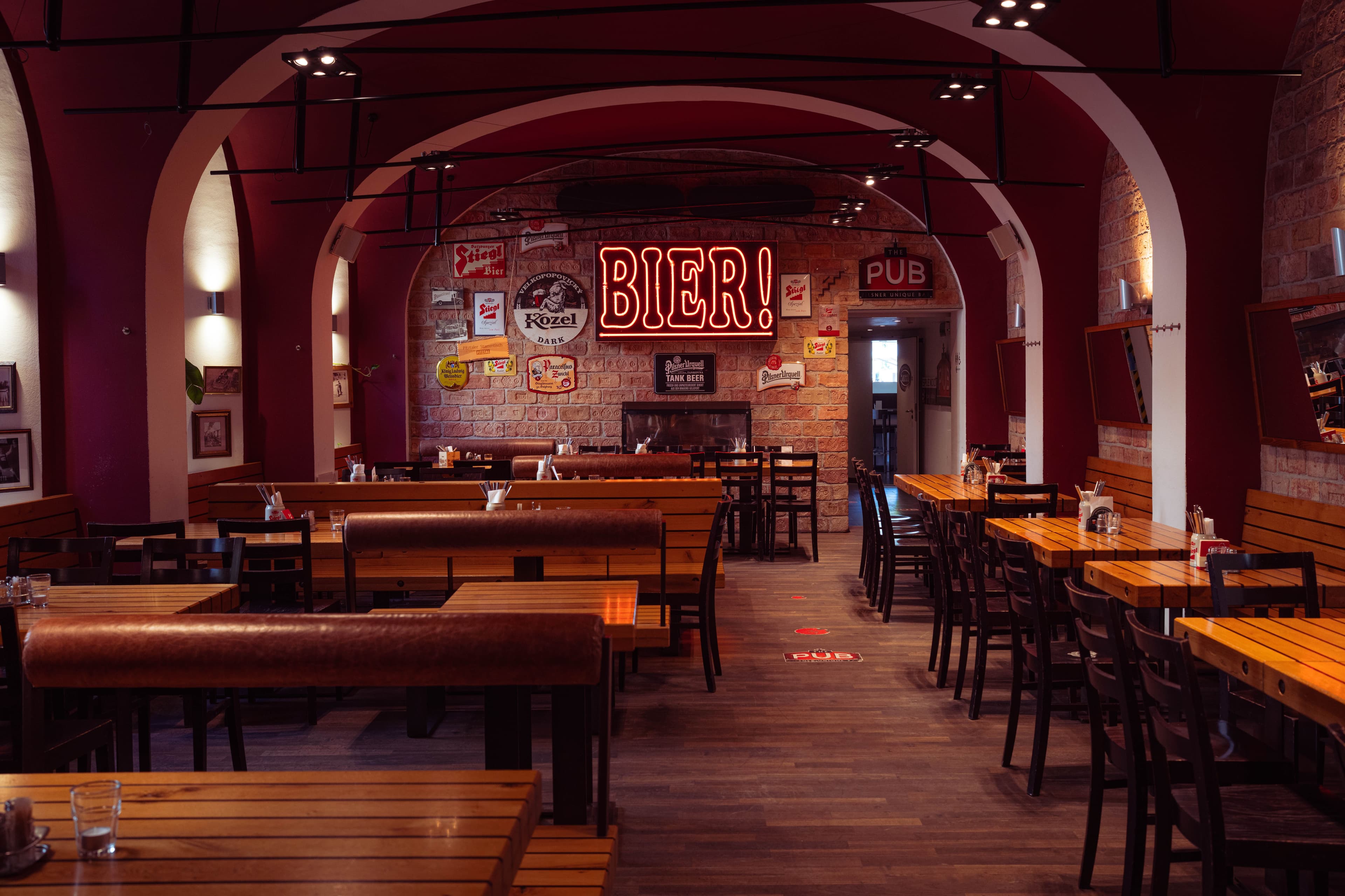 Freunde stoßen im voll besetzten Kühlschrank Bierhaus an