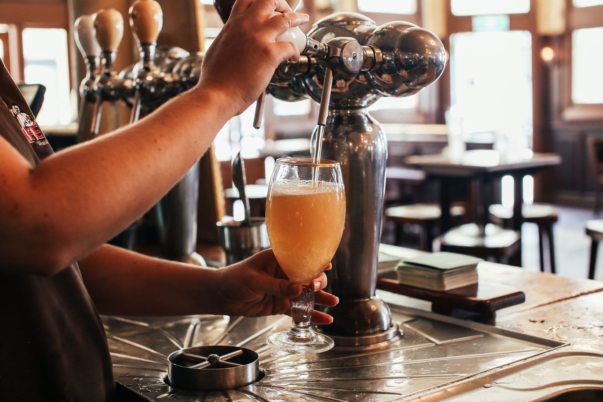 Unser Wirt Konrad zapft Bier am historischen Tresen